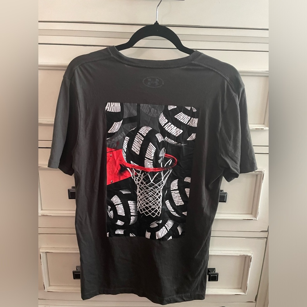 Under Armour basketball tee shirt men’s small